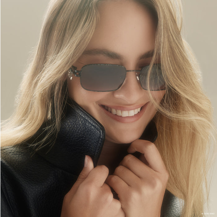 on model - blonde female wearing diff eyewear x practical magic kylie rectangle sunglasses with a gunmetal frame and mauve lenses front view