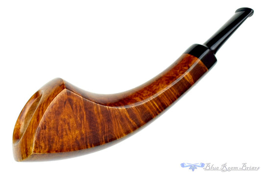 Blue Room Briars is proud to present this Sergey Cherepanov Pipe Panelled Horn