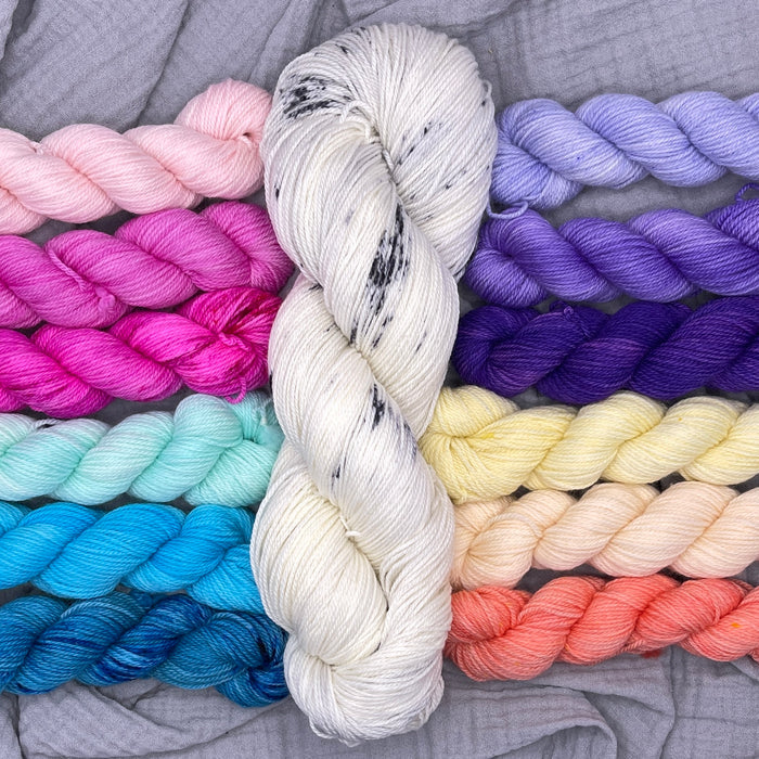 Veinticuatro Shawl Kit by Lauren Slagle (lolodidit) - KIT